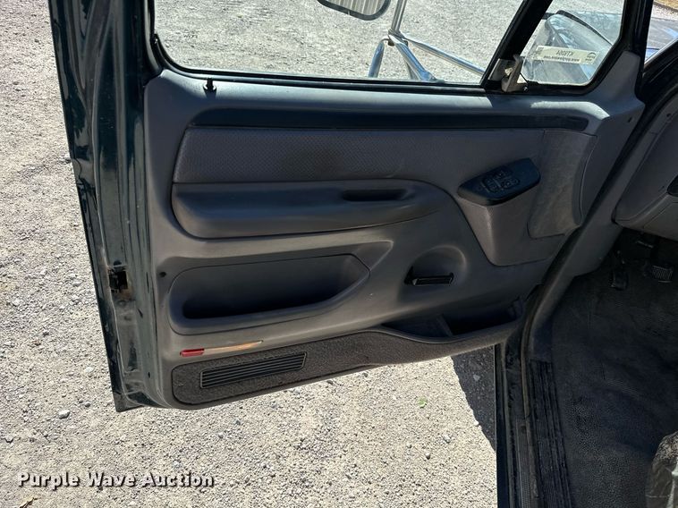 image for item KT9264 1997 Ford F350 XLT  pulling truck