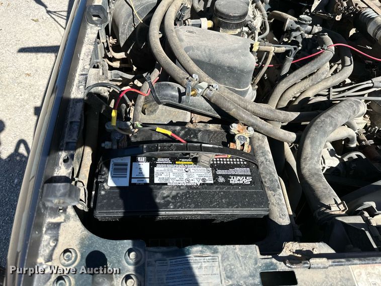 image for item KT9264 1997 Ford F350 XLT  pulling truck