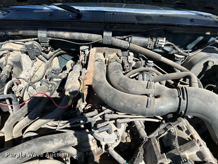 image for item KT9264 1997 Ford F350 XLT  pulling truck