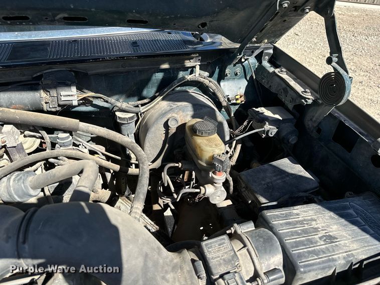 image for item KT9264 1997 Ford F350 XLT  pulling truck