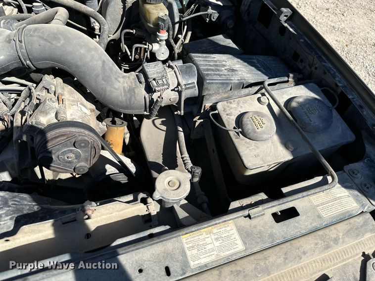 image for item KT9264 1997 Ford F350 XLT  pulling truck