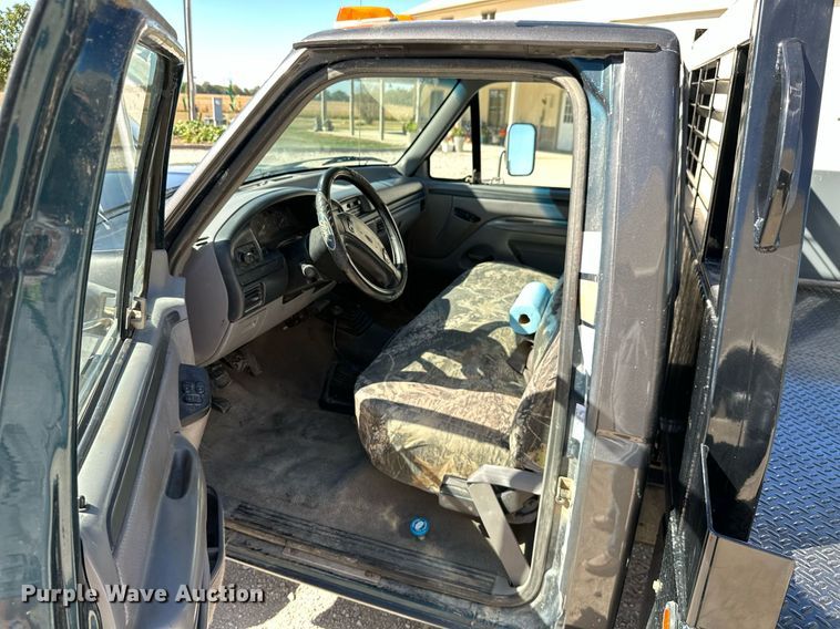 image for item KT9264 1997 Ford F350 XLT  pulling truck