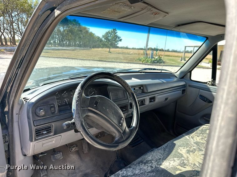 image for item KT9264 1997 Ford F350 XLT  pulling truck