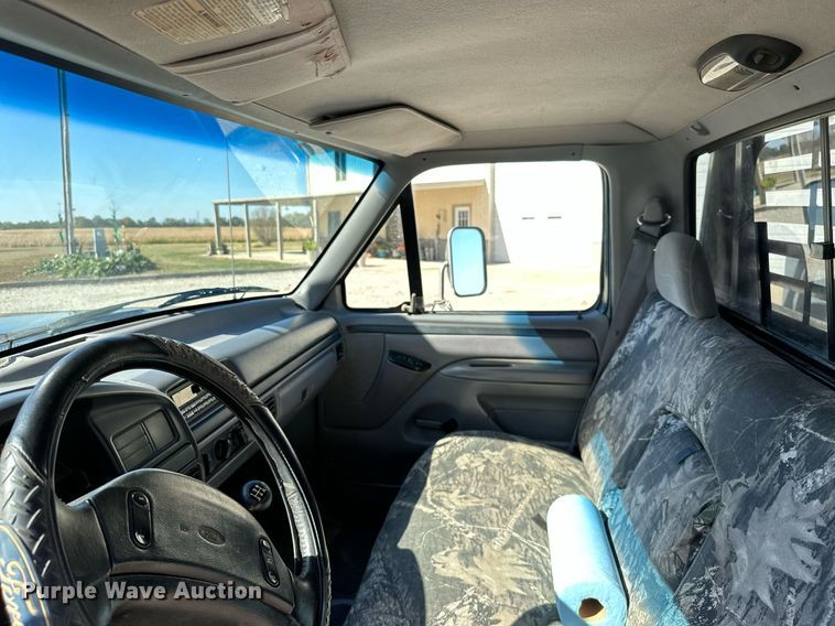 image for item KT9264 1997 Ford F350 XLT  pulling truck