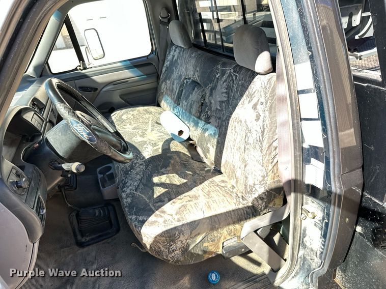 image for item KT9264 1997 Ford F350 XLT  pulling truck