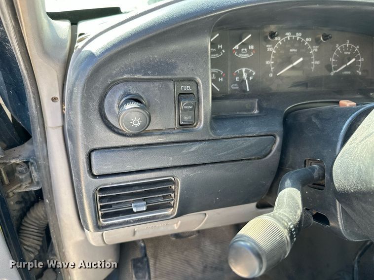 image for item KT9264 1997 Ford F350 XLT  pulling truck