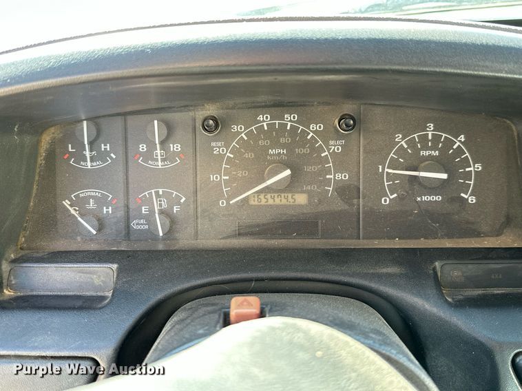 image for item KT9264 1997 Ford F350 XLT  pulling truck