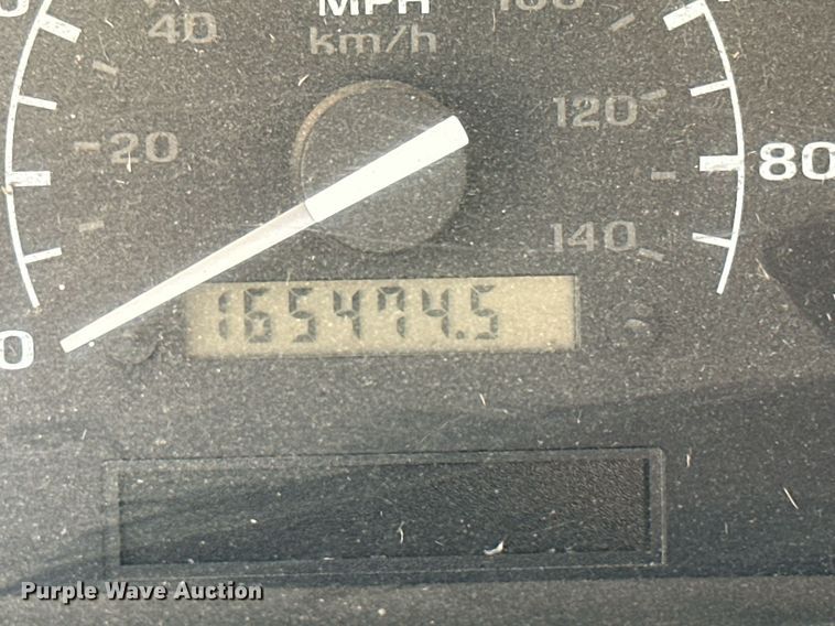 image for item KT9264 1997 Ford F350 XLT  pulling truck