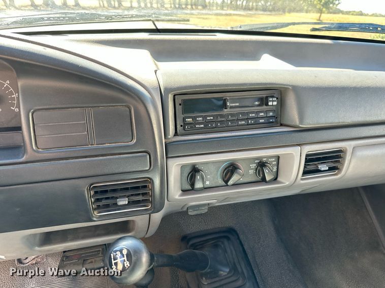 image for item KT9264 1997 Ford F350 XLT  pulling truck