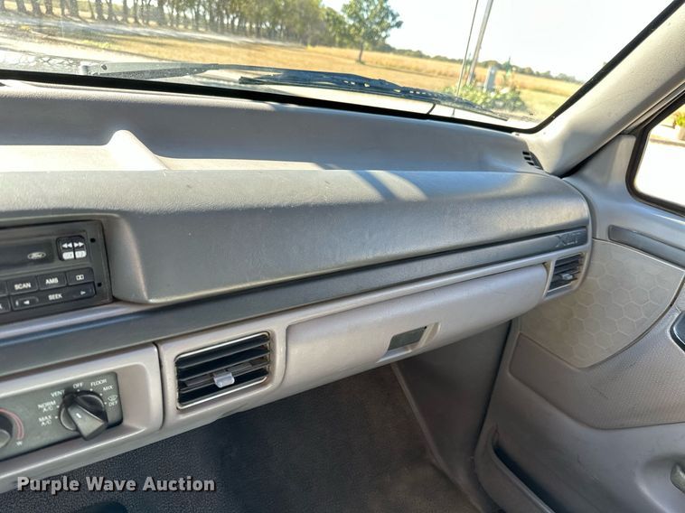 image for item KT9264 1997 Ford F350 XLT  pulling truck