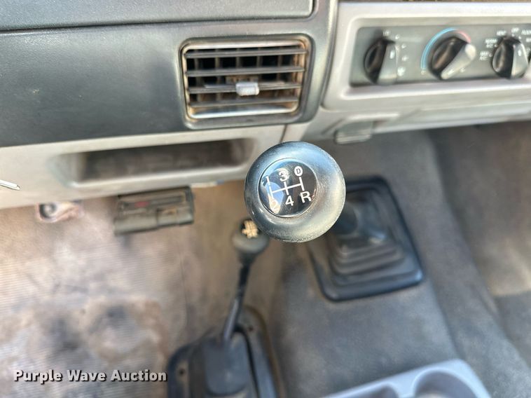 image for item KT9264 1997 Ford F350 XLT  pulling truck