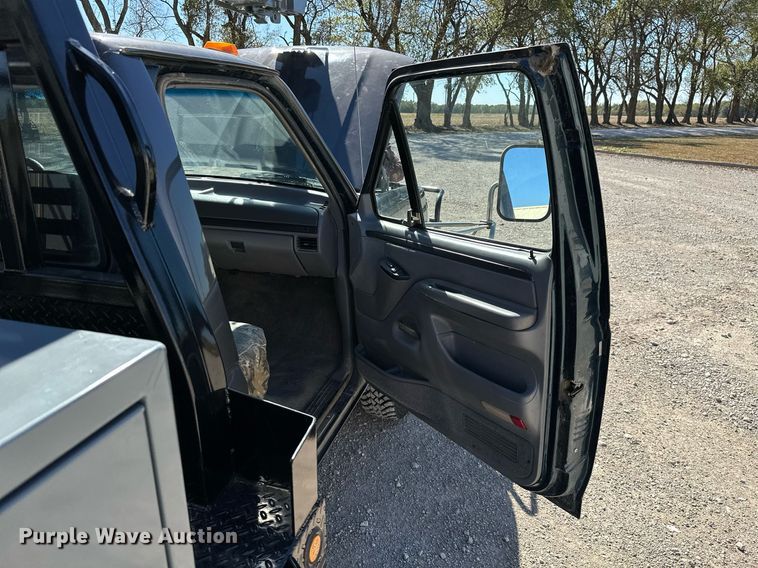 image for item KT9264 1997 Ford F350 XLT  pulling truck