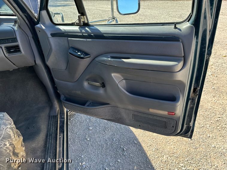 image for item KT9264 1997 Ford F350 XLT  pulling truck