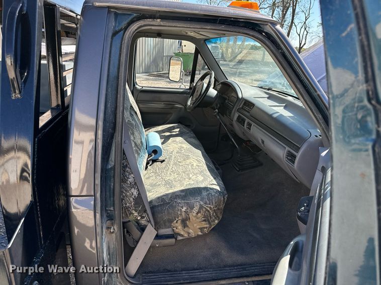 image for item KT9264 1997 Ford F350 XLT  pulling truck