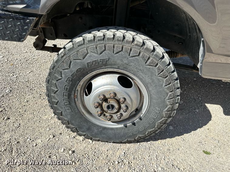 image for item KT9264 1997 Ford F350 XLT  pulling truck