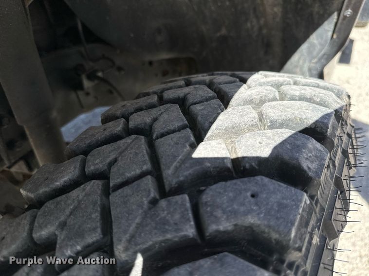 image for item KT9264 1997 Ford F350 XLT  pulling truck