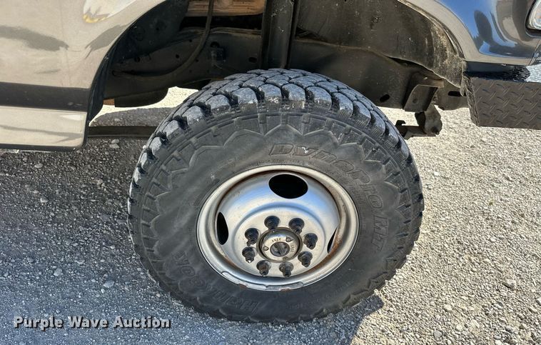 image for item KT9264 1997 Ford F350 XLT  pulling truck