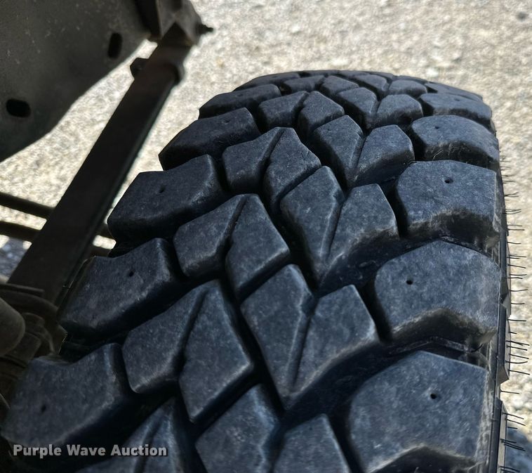 image for item KT9264 1997 Ford F350 XLT  pulling truck