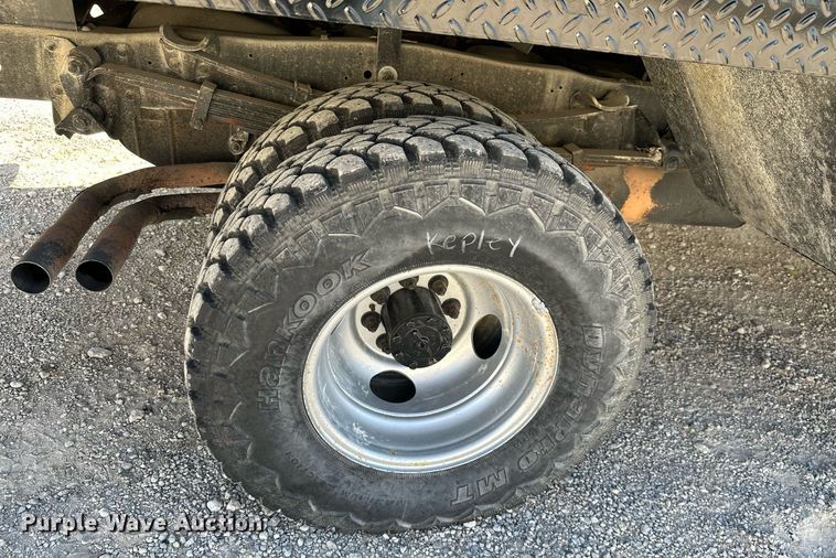 image for item KT9264 1997 Ford F350 XLT  pulling truck