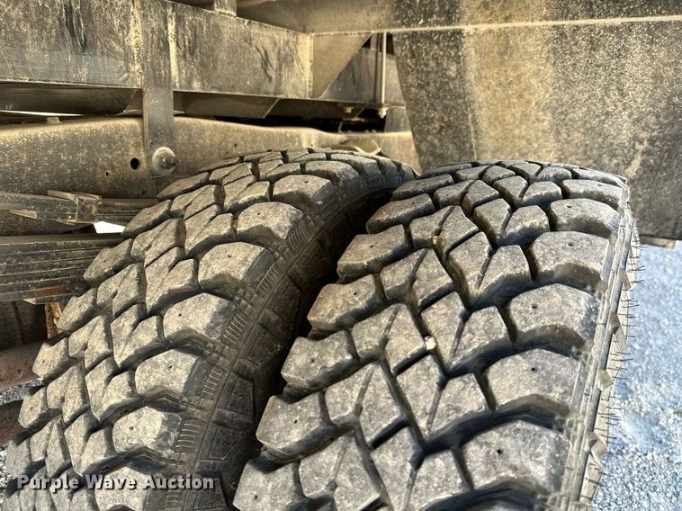 image for item KT9264 1997 Ford F350 XLT  pulling truck