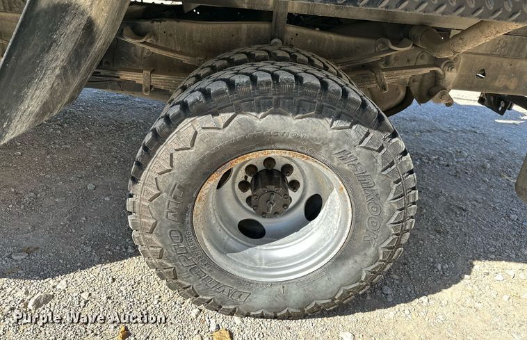 image for item KT9264 1997 Ford F350 XLT  pulling truck