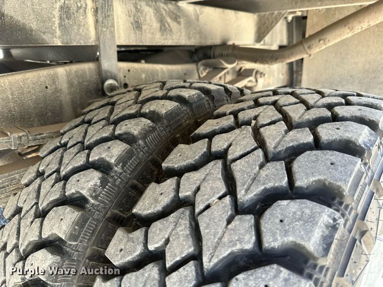 image for item KT9264 1997 Ford F350 XLT  pulling truck