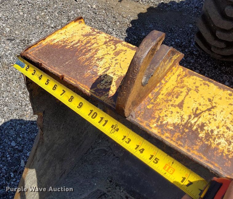 image for item KW9023 2004 John Deere 310SG  backhoe