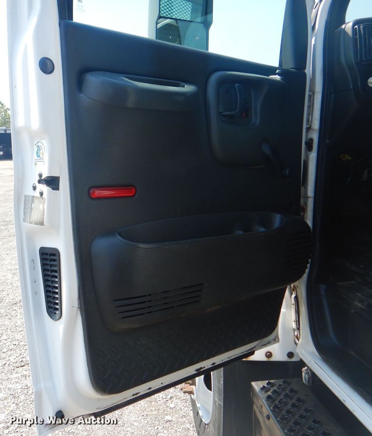 image for item KW9065 2007 GMC C6500  flatbed truck