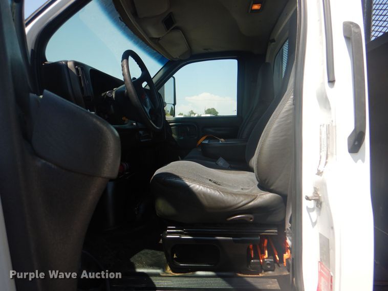 image for item KW9065 2007 GMC C6500  flatbed truck