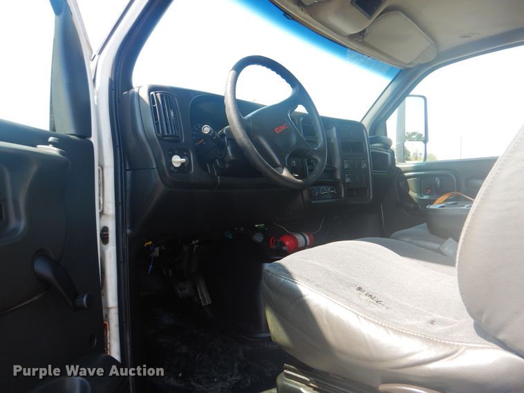 image for item KW9065 2007 GMC C6500  flatbed truck