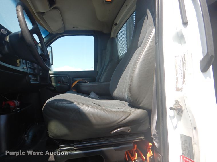 image for item KW9065 2007 GMC C6500  flatbed truck