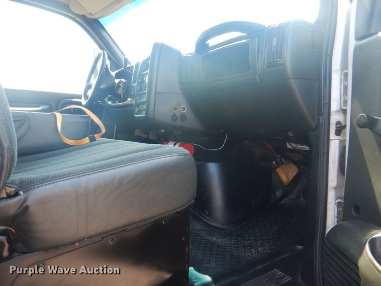 image for item KW9065 2007 GMC C6500  flatbed truck