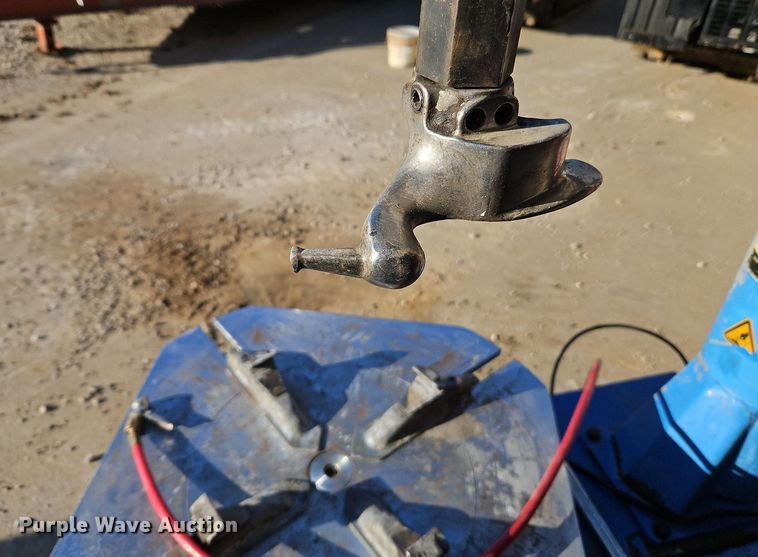 image for item LB9578 2013 DMS 910  tire changer