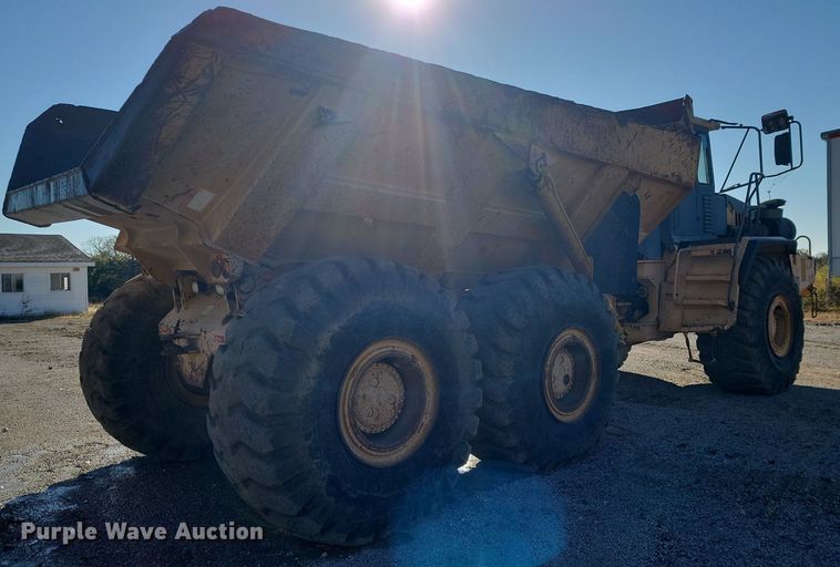 image for item LD9039 2001 John Deere 400C  haul truck