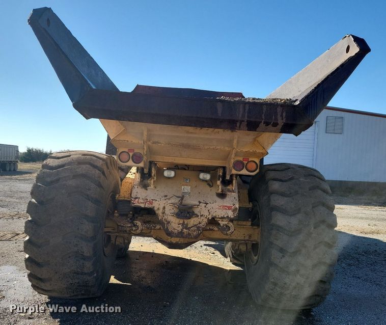 image for item LD9039 2001 John Deere 400C  haul truck