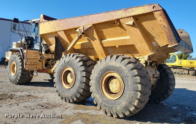 image for item LD9039 2001 John Deere 400C  haul truck
