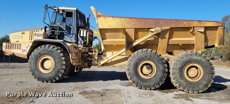 image for item LD9039 2001 John Deere 400C  haul truck