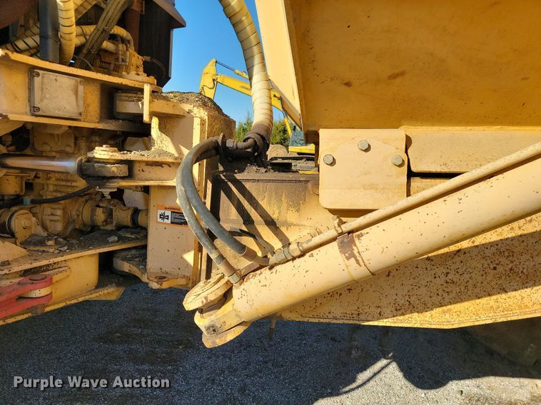 image for item LD9039 2001 John Deere 400C  haul truck