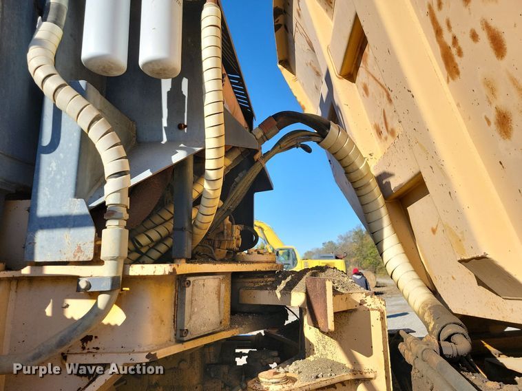 image for item LD9039 2001 John Deere 400C  haul truck