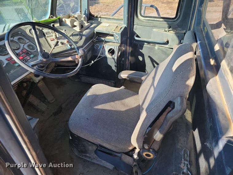 image for item LD9039 2001 John Deere 400C  haul truck