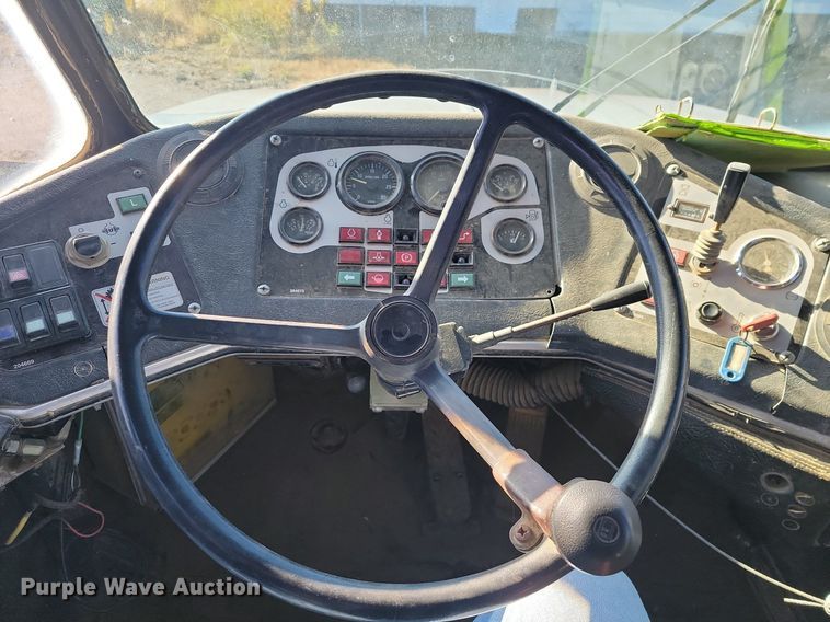 image for item LD9039 2001 John Deere 400C  haul truck