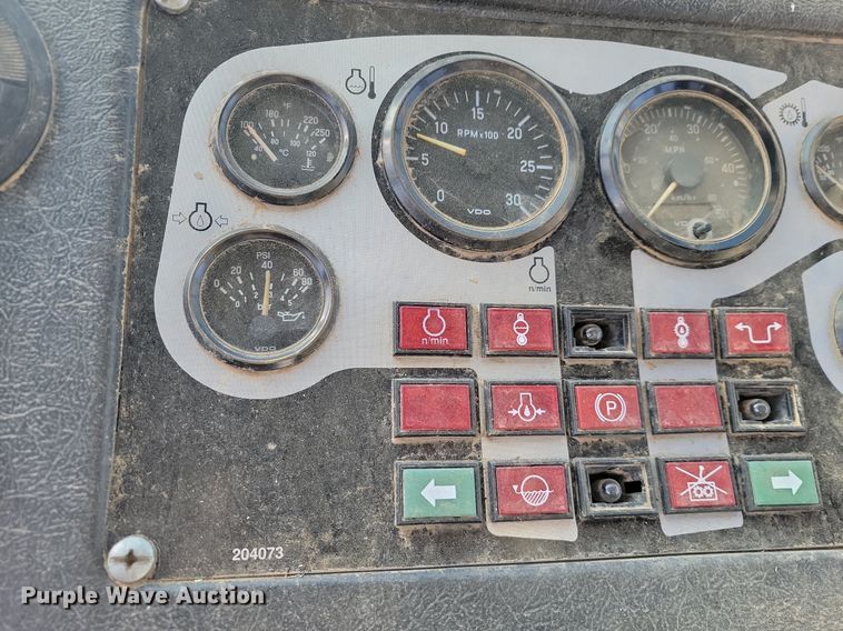 image for item LD9039 2001 John Deere 400C  haul truck