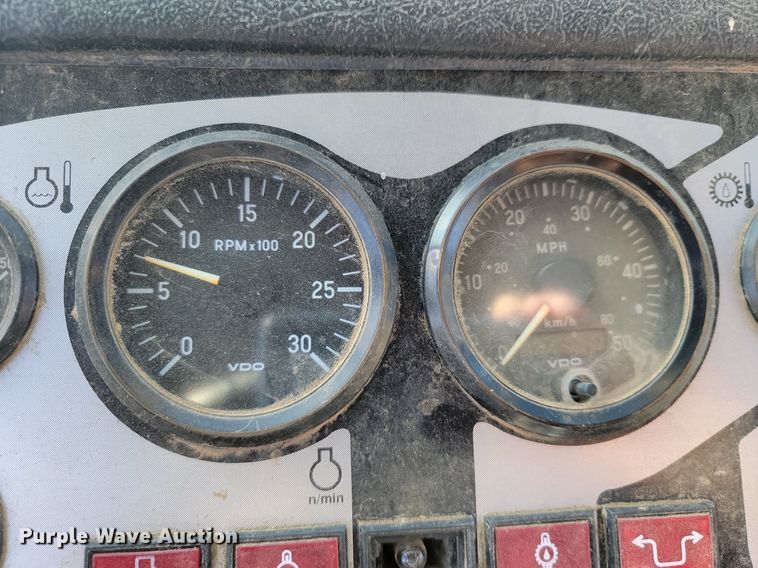 image for item LD9039 2001 John Deere 400C  haul truck