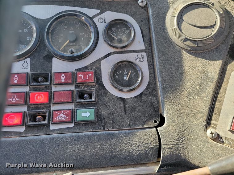 image for item LD9039 2001 John Deere 400C  haul truck