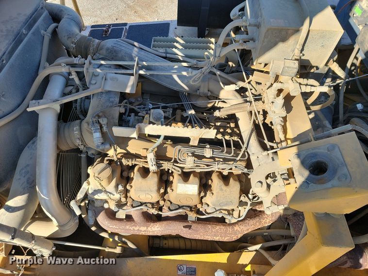 image for item LD9039 2001 John Deere 400C  haul truck