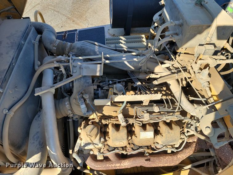 image for item LD9039 2001 John Deere 400C  haul truck