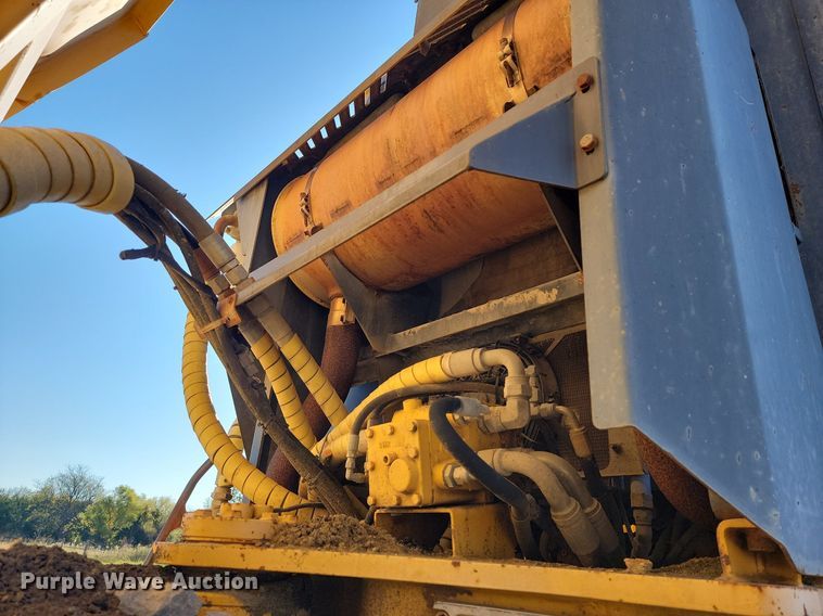 image for item LD9039 2001 John Deere 400C  haul truck