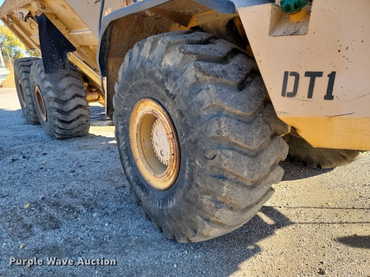 image for item LD9039 2001 John Deere 400C  haul truck