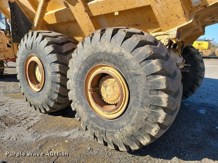 image for item LD9039 2001 John Deere 400C  haul truck