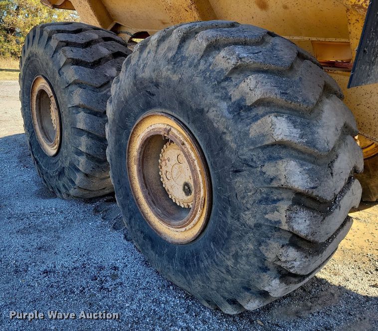 image for item LD9039 2001 John Deere 400C  haul truck